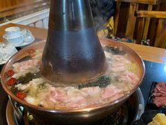 -果松木炭酸菜铜火锅·外婆参鸡汤
