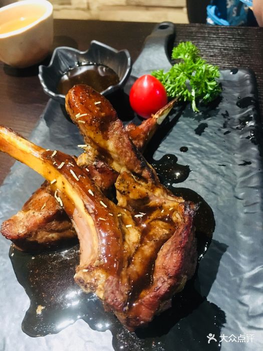 香草黑椒烤羊排