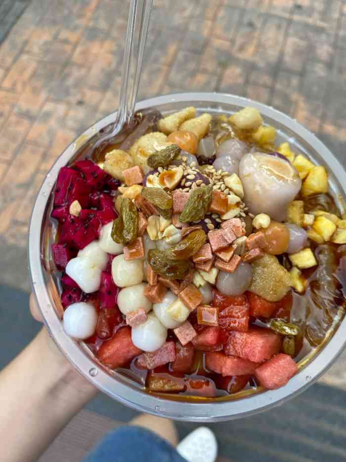 全家福冰粉,老板娘很实在,满满当当一碗.