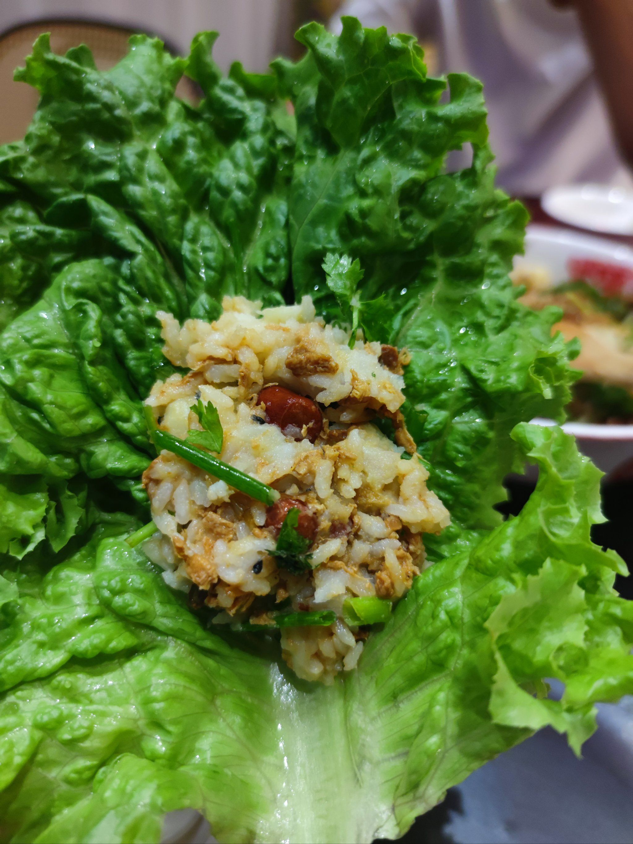 好大的生菜叶包上拌好的米饭,咬上一口,很满足有菜有饭不失营养米饭里
