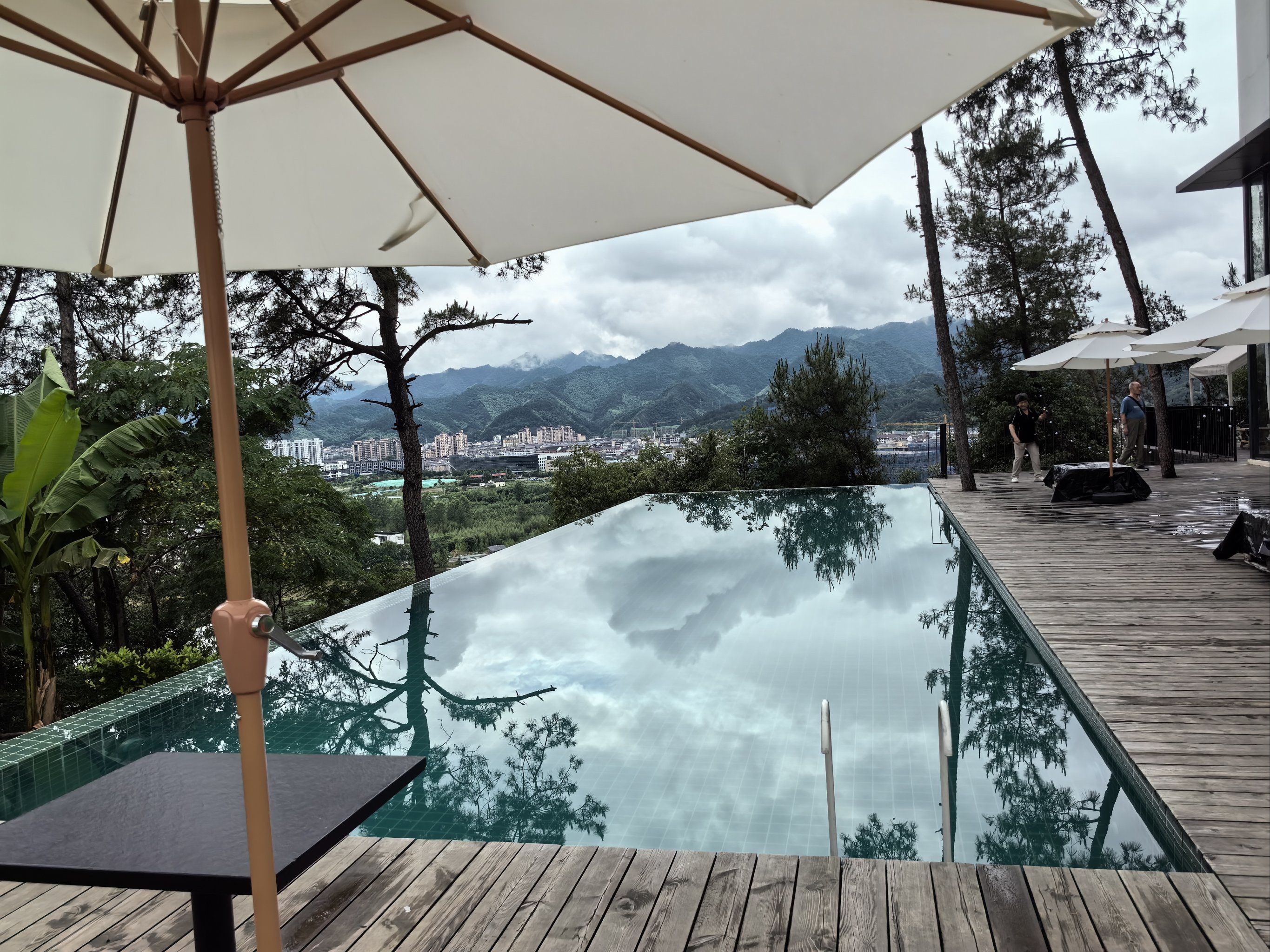 无边泳池的悠闲午后