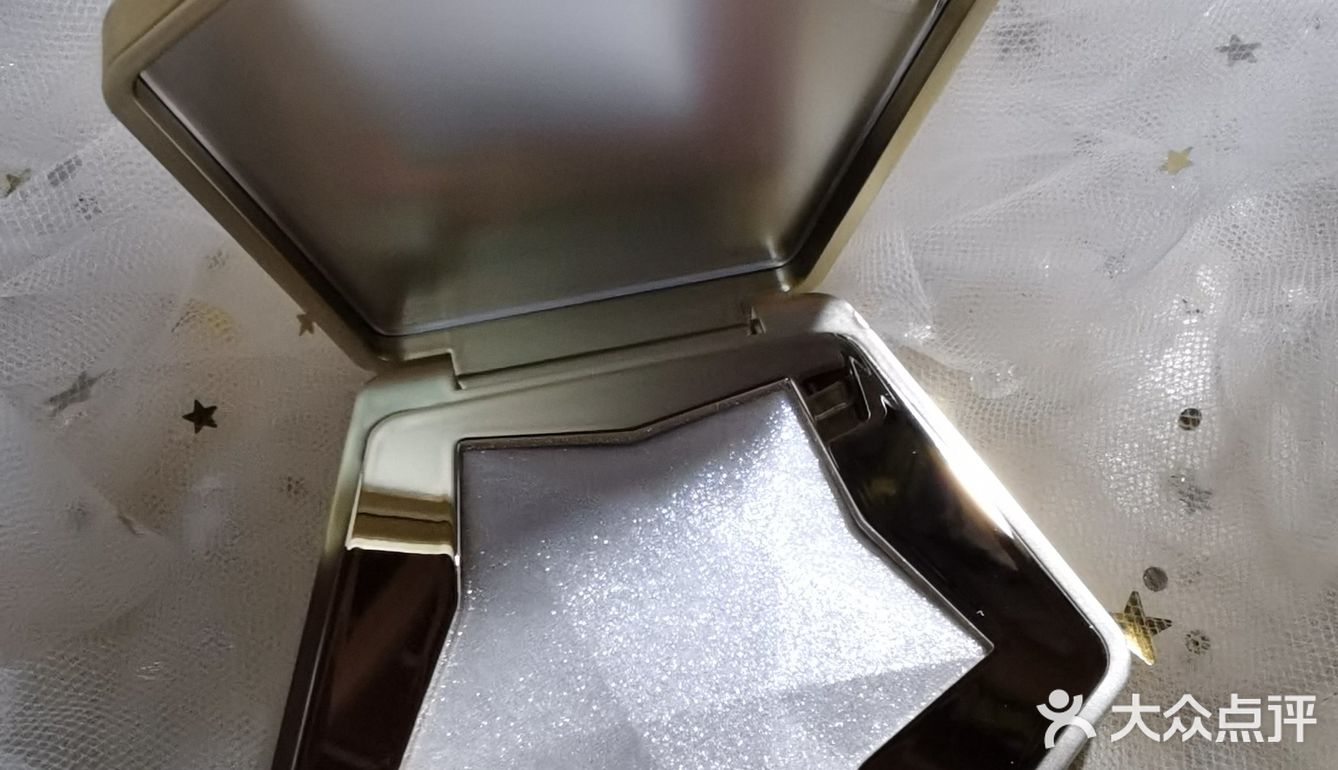 妆容焦点就是高光：愿你如钻石般闪耀