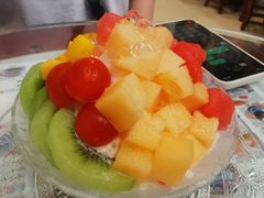 鲜杂果缤纷冰沙-广信牛奶甜品世家(台东店)
