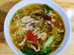 酸菜肉丝米线-越洋肖氏老米线(杨家坪店)