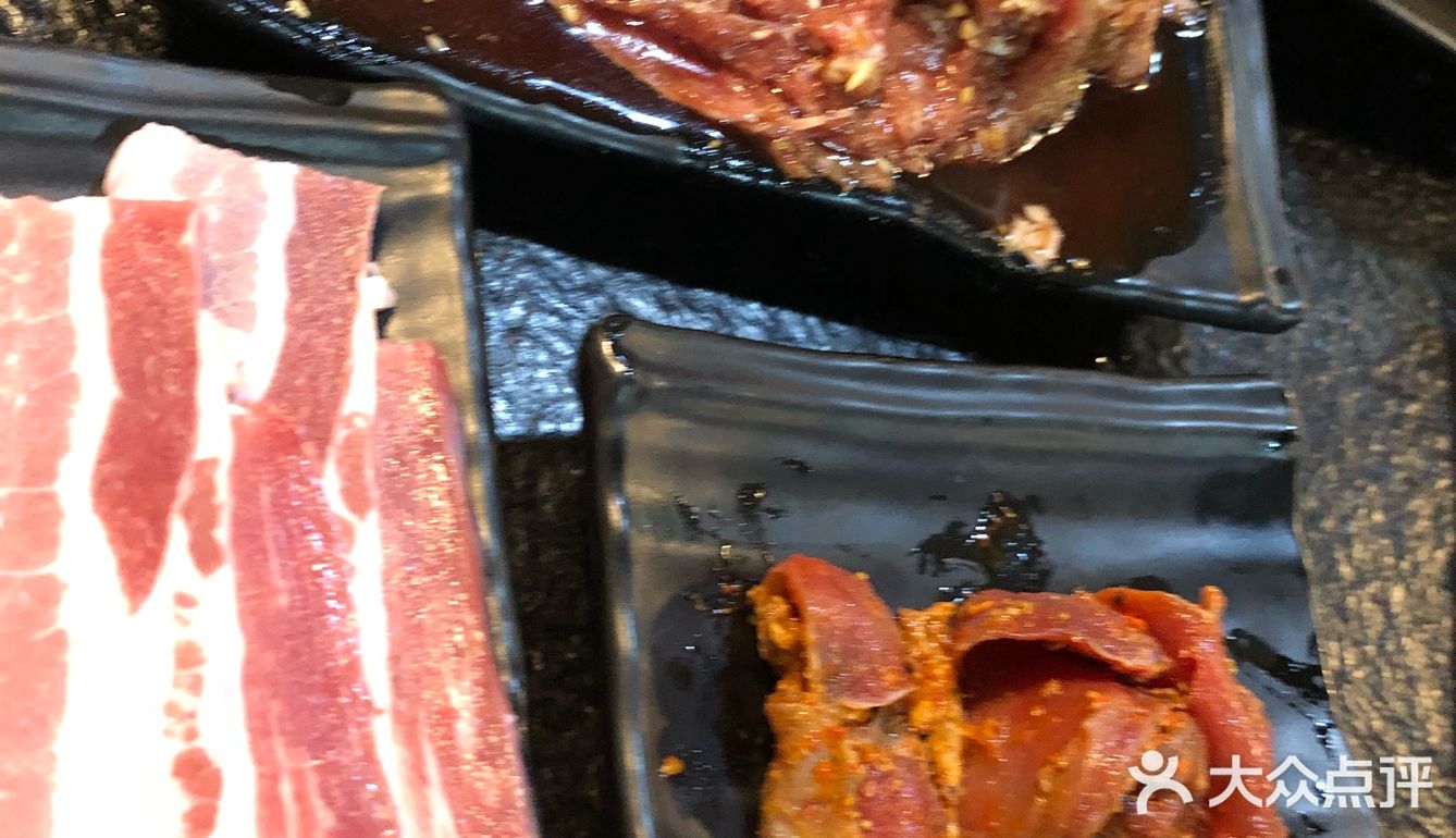 不要烤的太过，刚好流油的时候，配上酱料，卷上生菜