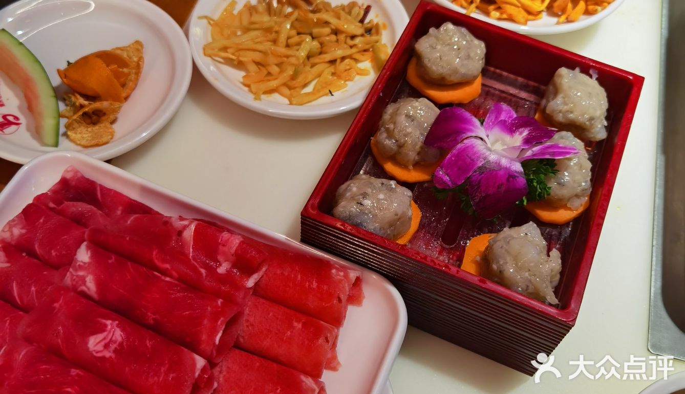 菜品我觉得还行,但是感觉锅底味道有点咸,辣锅的料有点