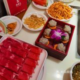 菜品我觉得还行,但是感觉锅底味道有点咸,辣锅的料有点