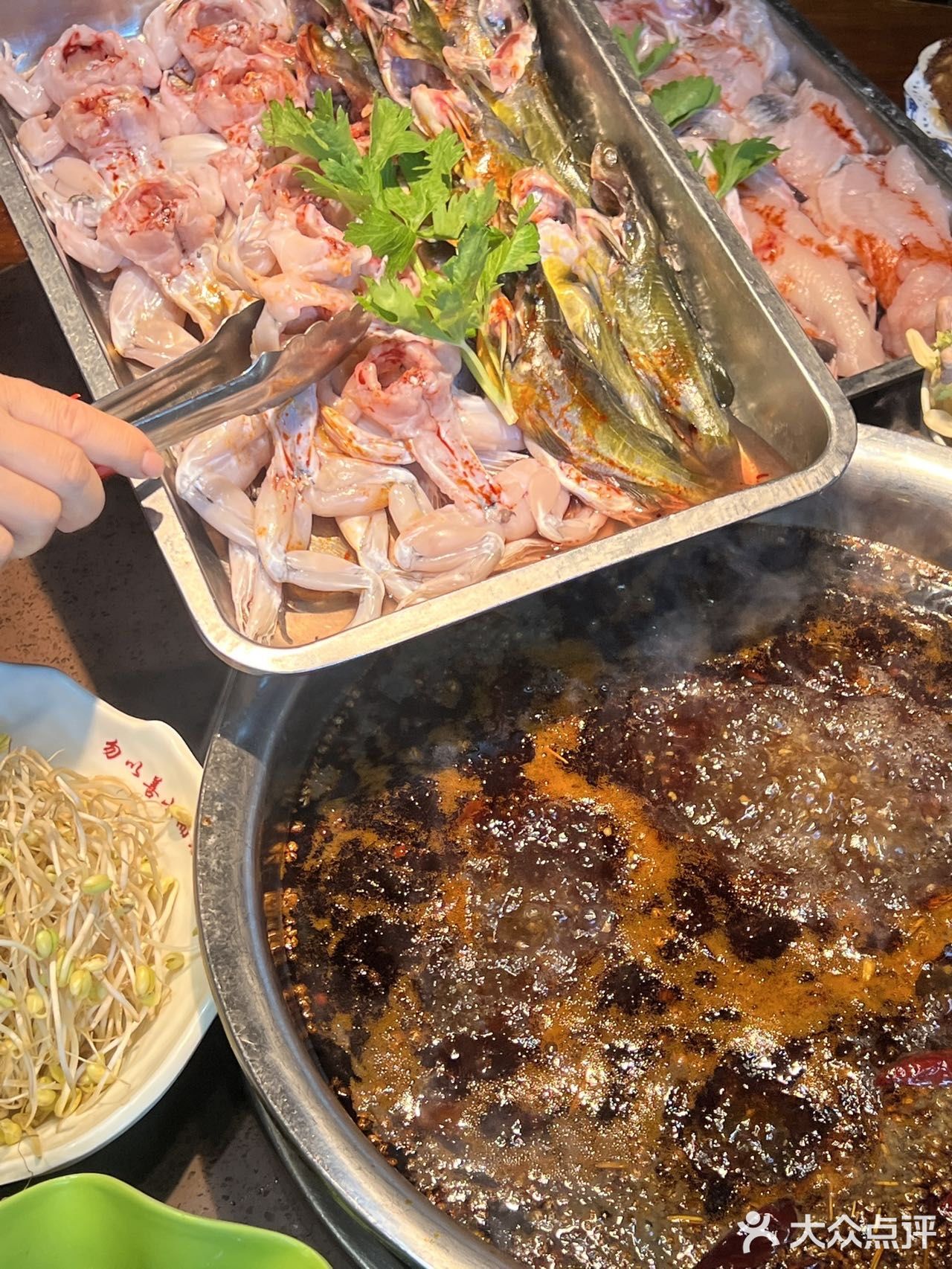 在重庆！！不会还有人没吃过他家美蛙鱼火锅叭
