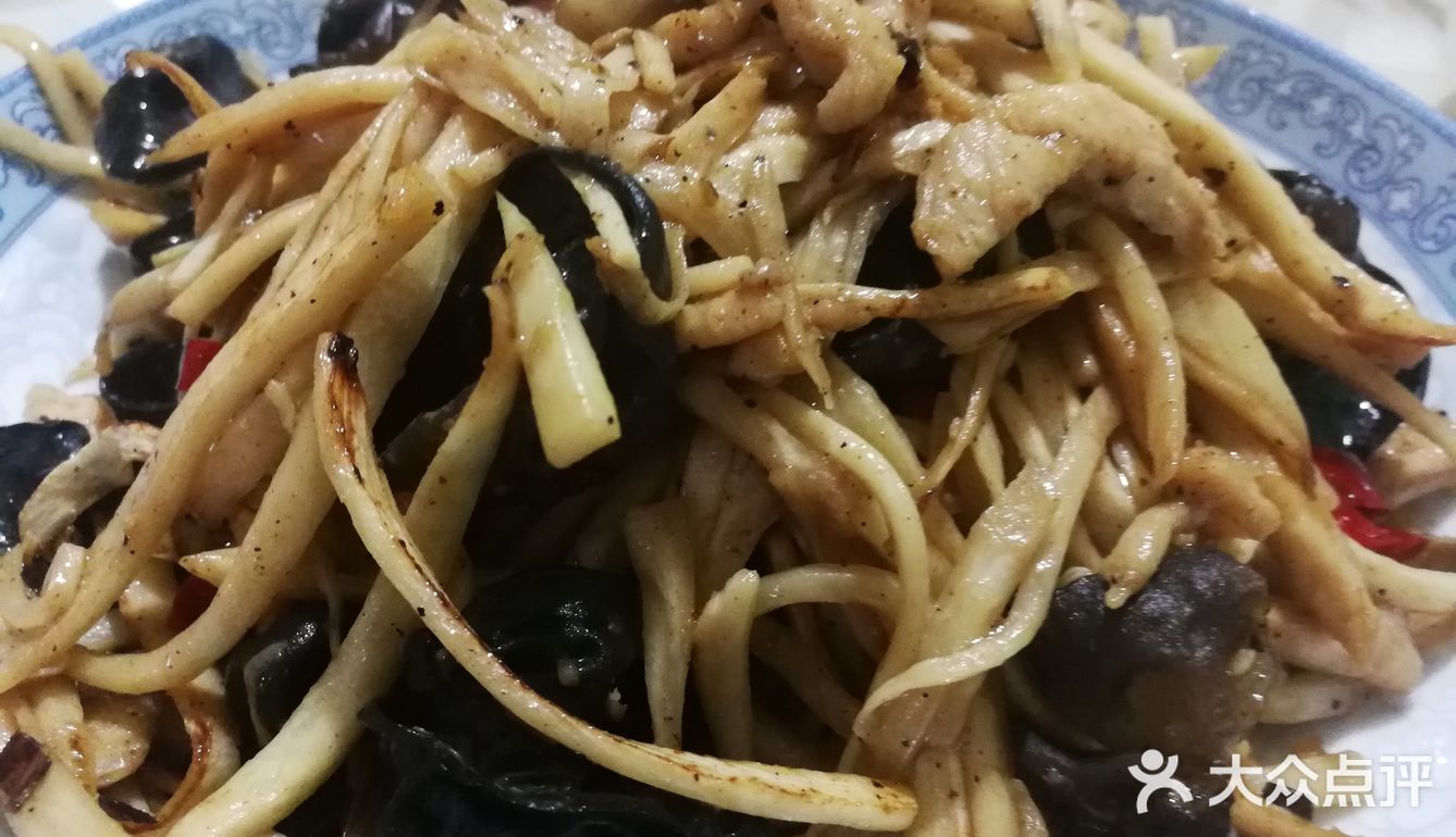 我觉得配炒肉吃最好吃！提前腌制了鸡肉，和茭白