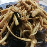 我觉得配炒肉吃最好吃！提前腌制了鸡肉，和茭白