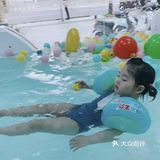 带宝宝体验游泳的乐趣