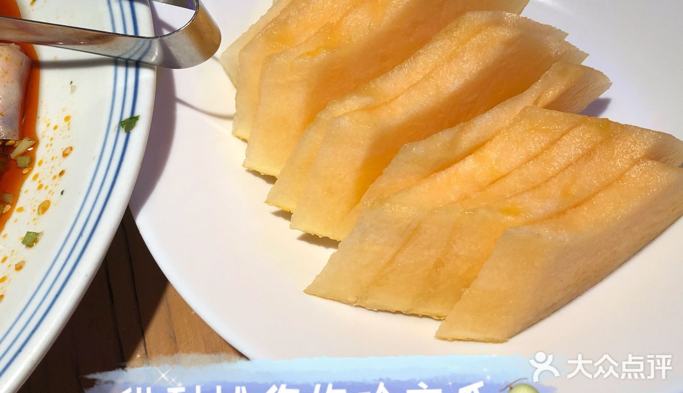 深圳的特色新疆菜大盘鸡羊肉串薄荷茶边吃边看民族舞蹈
