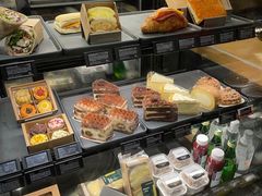 面包甜点陈列柜-星巴克(广州动漫星城东区店)