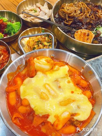 这家店位于绿地世纪城，已经开了 10 年，是一家地道