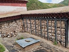 -比如骷髅墙景区