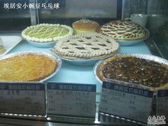 柜台里放着的蛋糕：杏仁挞、核桃派等-德大西餐社(云南南路店)