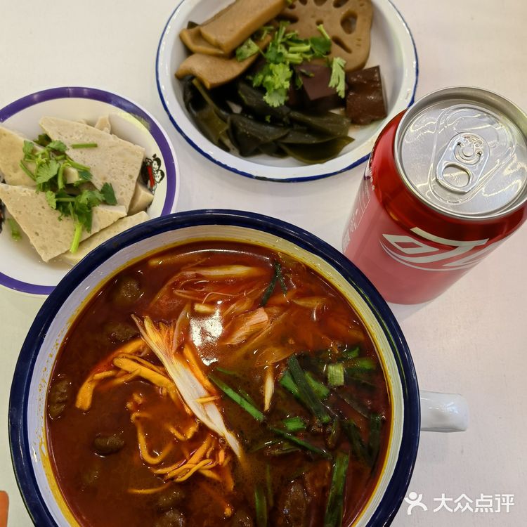 麻辣肥肠米线：成都街头的味蕾狂欢