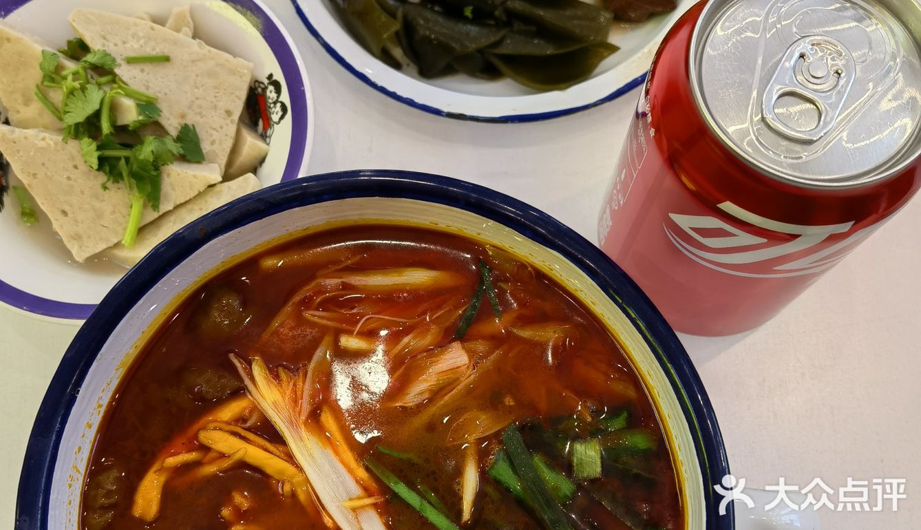 麻辣肥肠米线：成都街头的味蕾狂欢