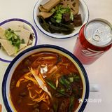 麻辣肥肠米线：成都街头的味蕾狂欢