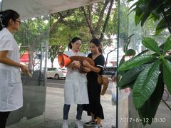 医生送看病的狗狗和主人出门-成都民大动物医院
