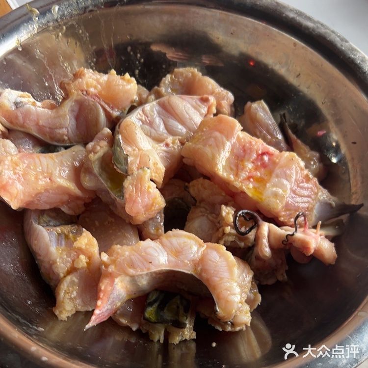 这家餐厅的黄焖土鸡真是味道新颖，鸡肉鲜嫩多汁