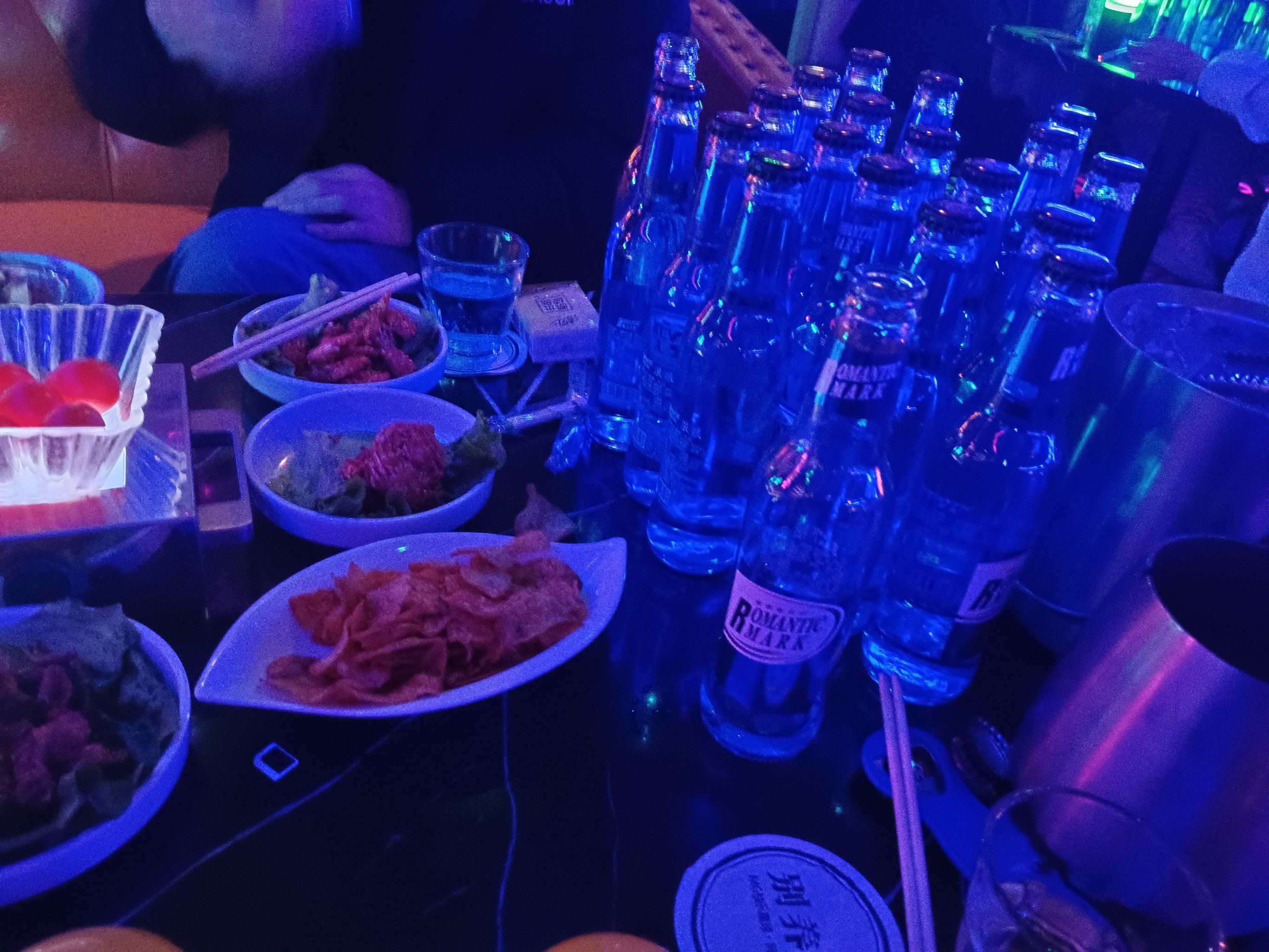 6不光有啤酒90鸡尾酒98还有一大桶扎啤还有果盘小吃  这份量简