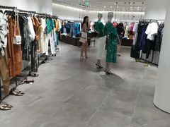 -URBAN REVIVO(高德置地广场·春广场店)