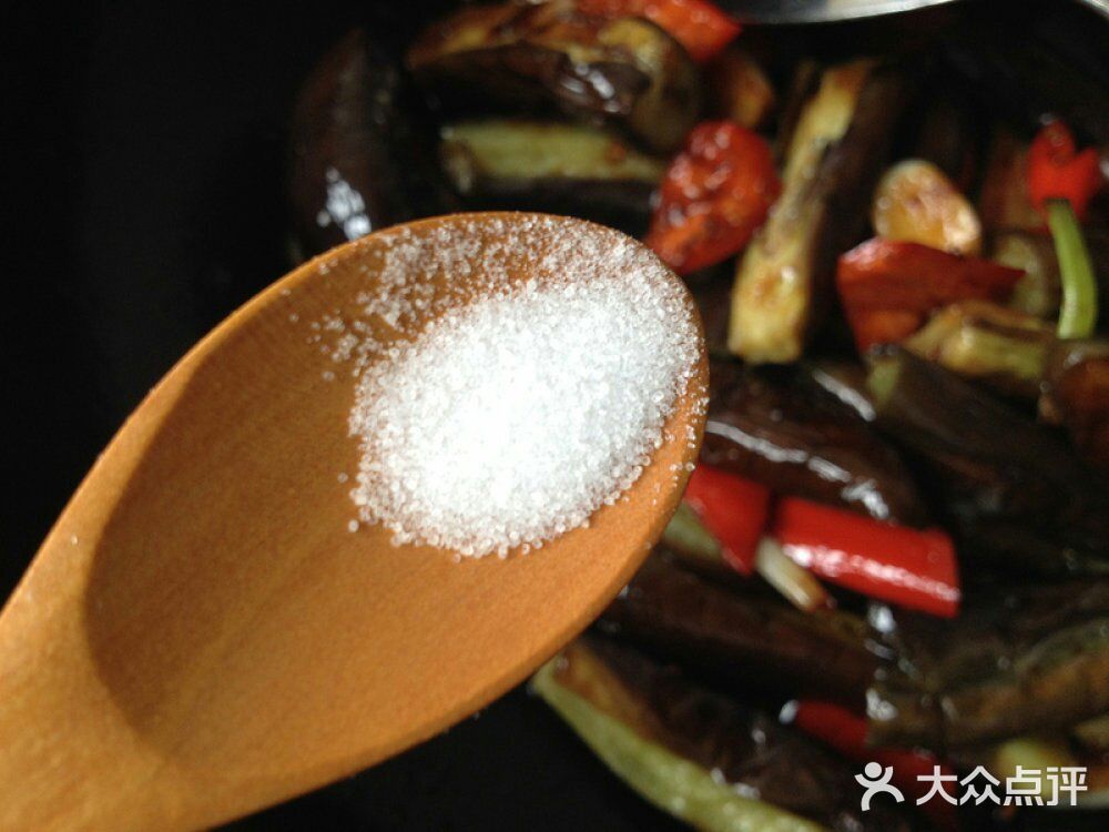 茄子去蒂洗净后用毛巾擦干水分