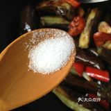 茄子去蒂洗净后用毛巾擦干水分