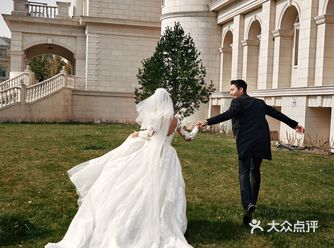幸福是葱浓的紫藤蔷薇慢慢延伸，直至长满整座城堡王子随