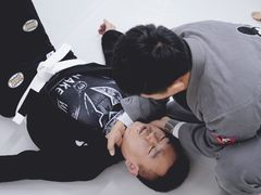 -菠萝格斗巴西柔术训练馆