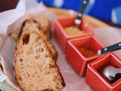 三种酱配酸面包-Mesa Madre梅萨妈妈·Bintana(国贸店)