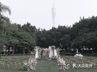 种草宝贝： 这场婚礼是在附近的一个户外草坪做的哟