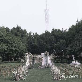 种草宝贝： 这场婚礼是在附近的一个户外草坪做的哟
