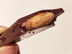 榛子扁桃仁牛奶黑巧-Laderach 莱德拉(上海环贸iapm店)