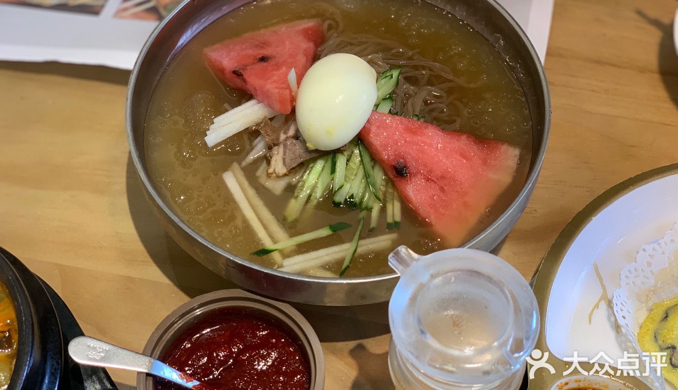 一口咬下去很柔软但是不油腻,配上小菜和生菜,很清爽