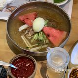 一口咬下去很柔软但是不油腻,配上小菜和生菜,很清爽
