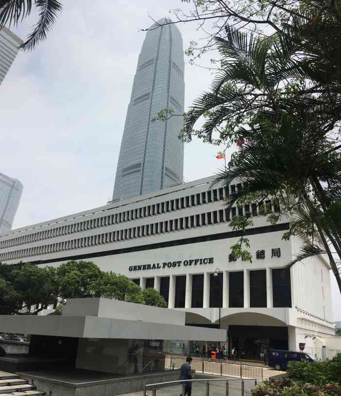 这座大厦是在中环的香港邮政总局大楼.