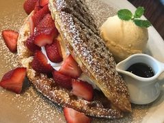 草莓松饼-ROAST coffee & eatery