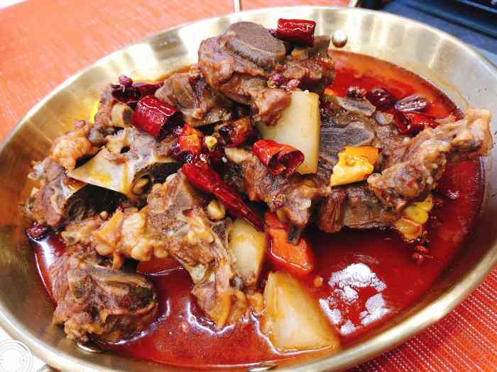 一人食还是多合适的有两个凉素菜两串资格的烤羊肉