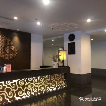 最关键的一点是宾馆紧挨着洞庭湖