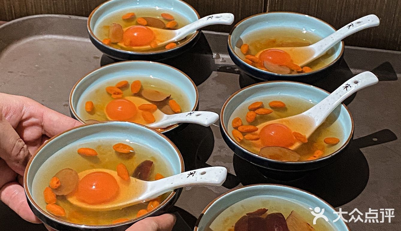 广州！在广州！！吃到了很酥香的盐焗鸡蛋挞