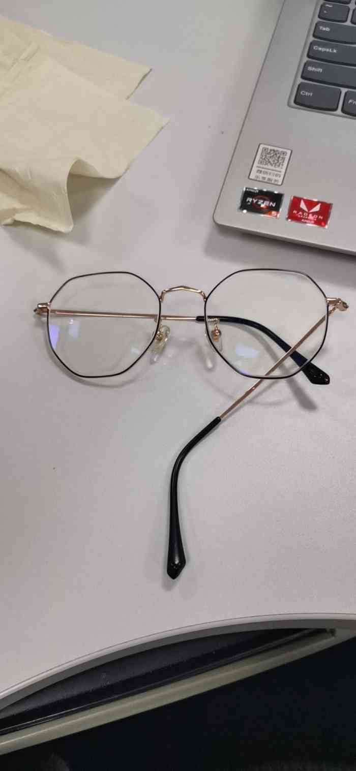 打分 去年在这家配的眼镜    用的腿变形了    拿过来二话没说就给修