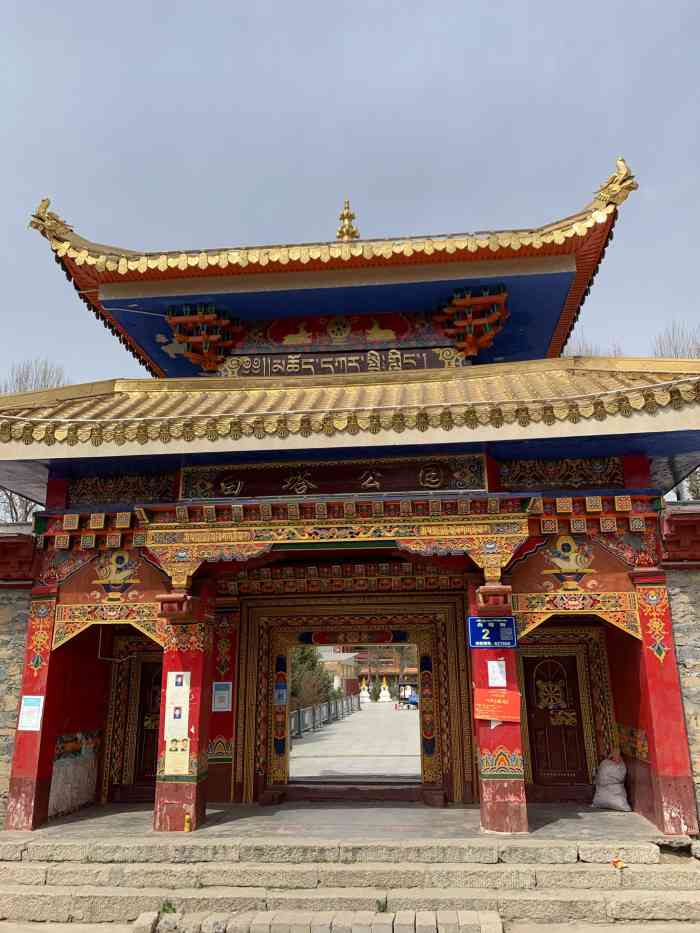 理塘白塔公园-"去理塘的路上,山顶一片雪白,下了一夜的雪.