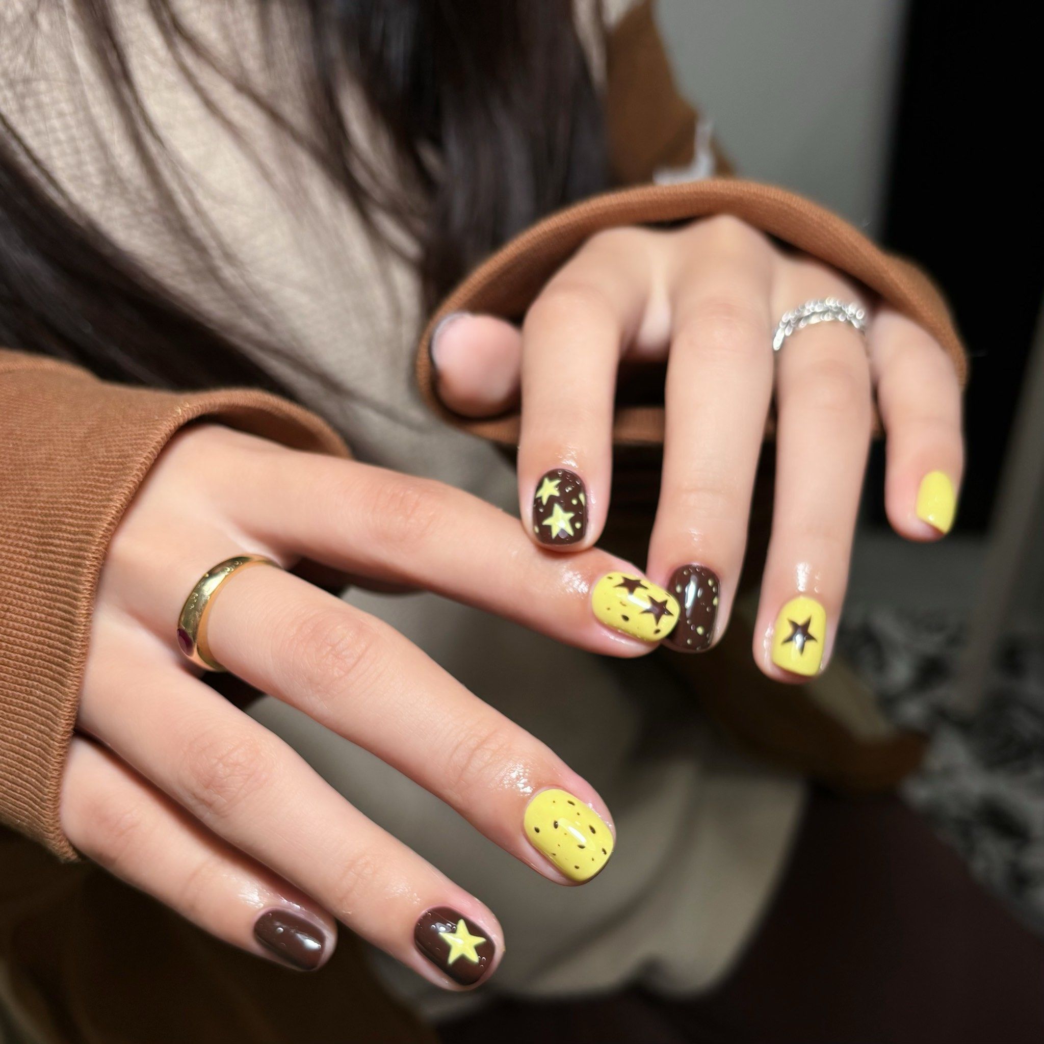 巧克力美甲,显我的手太白啦