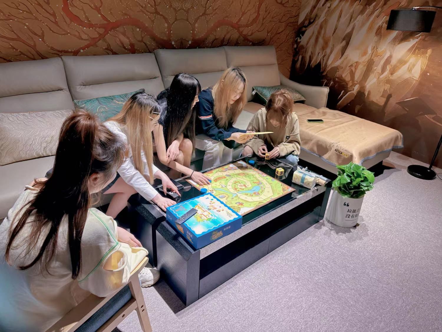 有漂亮小姐姐陪着打麻将玩桌游也太快乐了吧