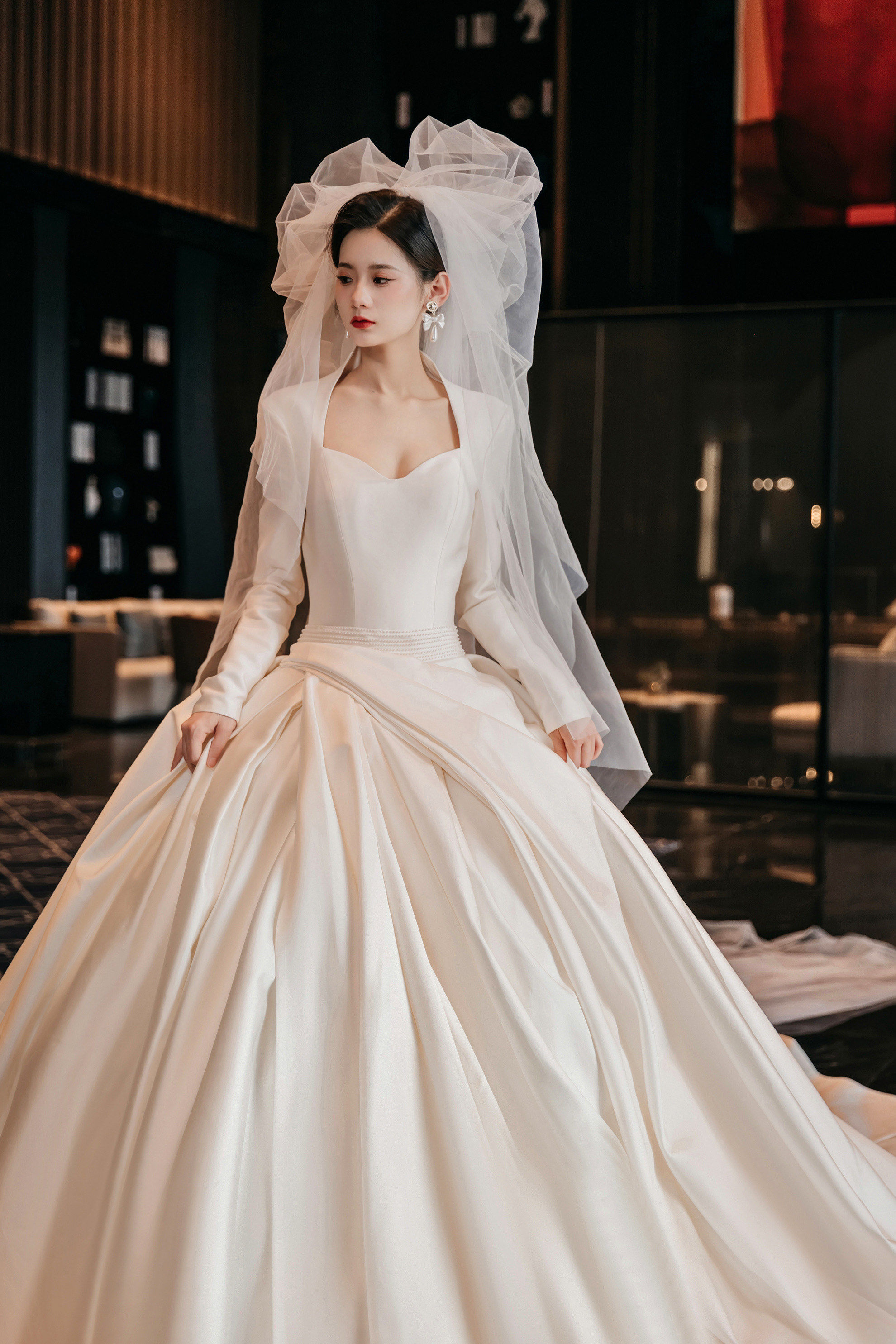 新娘必试的法式复古缎面婚纱 淄博婚纱店