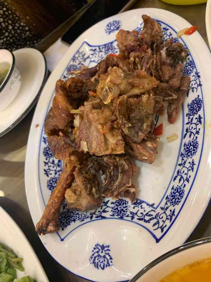 刘记北京烤鸭-"在银亿东城一番街上,广场上最显眼的位置,.