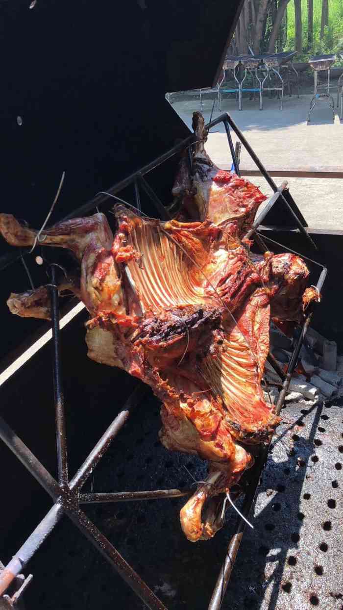 打分 烤全羊真的太好吃了 我们二十个人还没吃完一头 哈哈 还打包了
