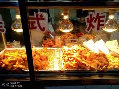 面包甜点陈列柜-白纸坊美式炸鸡